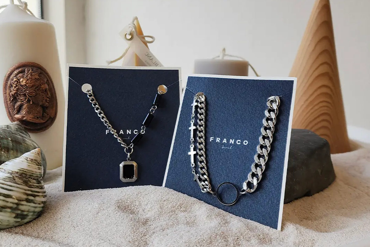 Handmade bracelets and necklaces on display at Korean jewelry DIY workshop, combining elegance with creativity.