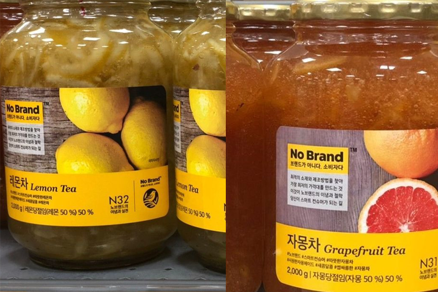 Jars of No Brand lemon and grapefruit tea concentrates with juicy fruit images. Known for providing refreshing flavors, these concentrates are popular beverages that are both delightful and invigorating.