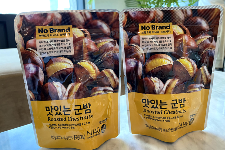 No Brand roasted chestnuts in packets, featuring a rich roasted color. A natural and nutritious snack choice that delivers a burst of flavor with every bite.