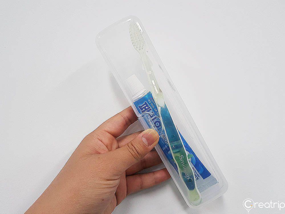 透明塑料盒中放有牙刷和牙膏，适合随身携带。