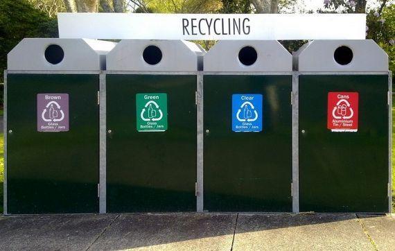 四个不同颜色的回收箱，分别用于玻璃瓶罐回收。