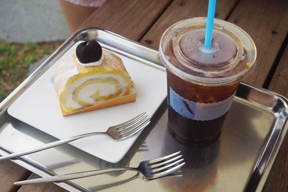 一盘甜点和一杯冰咖啡放在金属托盘上，展示韩国的咖啡文化。