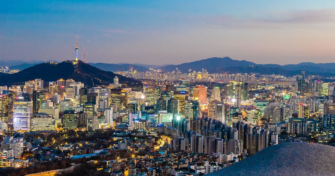 位于首尔的标志性城市天际线，夜幕下灯光五彩斑斓。