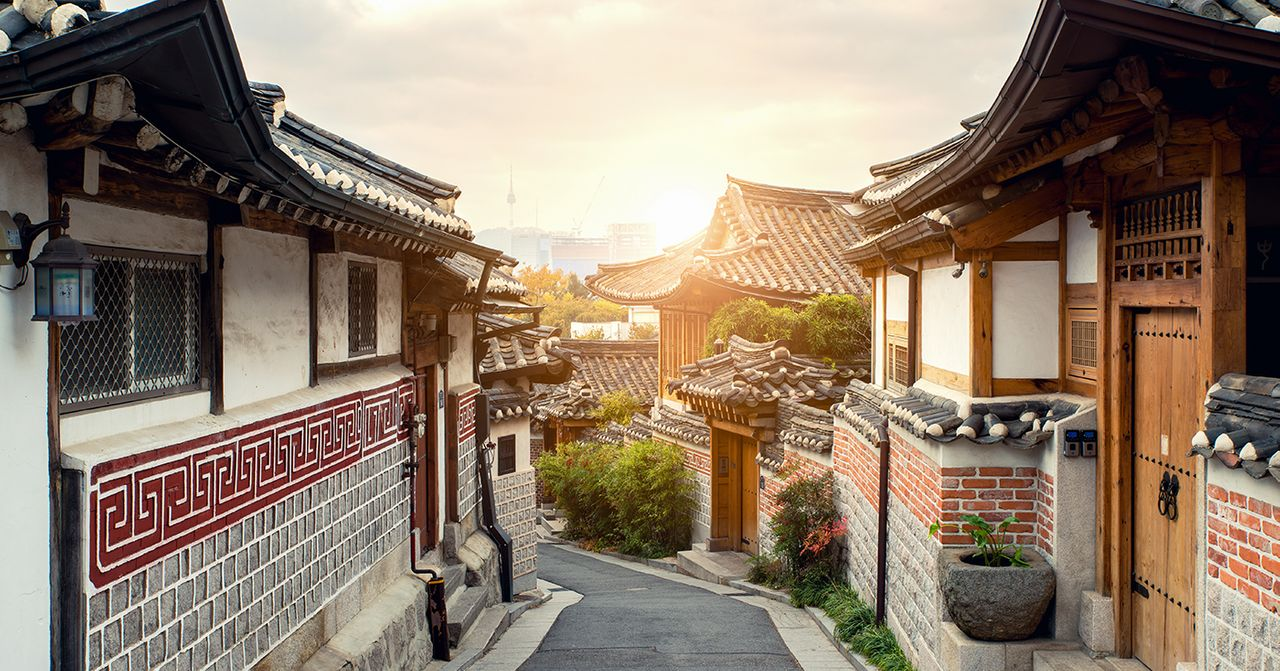 传统的韩式房屋和铺满鹅卵石的小巷，展现韩国的传统建筑风格。