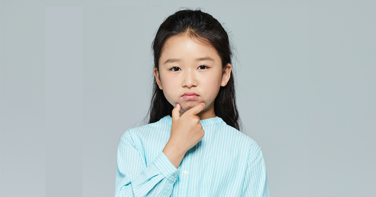 韓國夜市中販賣的兩位女服務生，忙碌的夜市氛圍下繼續準備韓食。