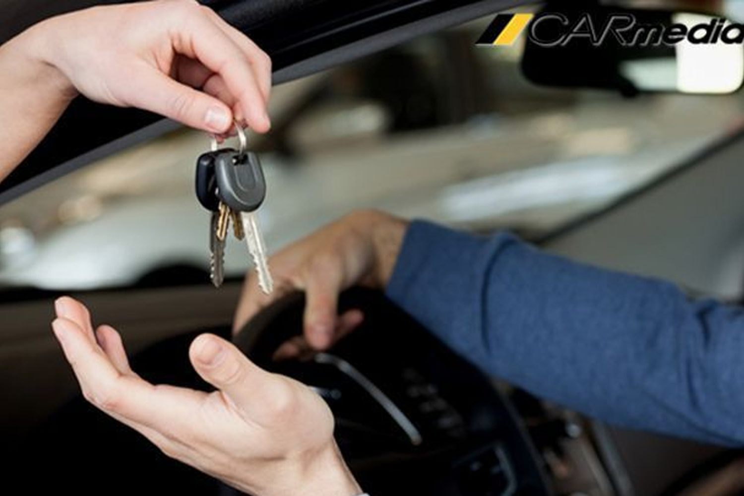 一位駕駛員在車內，另一隻手正準備接過一串車鎖匙。這個畫面展示了韓國特有的代駕服務，顧客可以在無法親自開車時尋求這項幫助，尤其是在飲酒後。