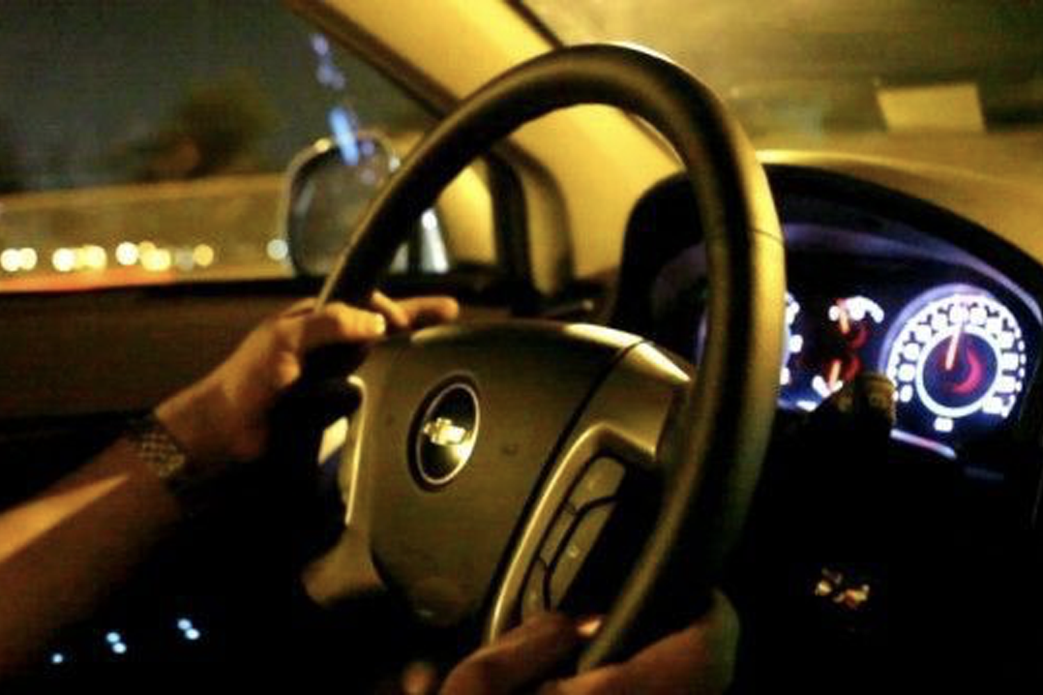 一名司機夜間駕駛的畫面，反映韓國代駕文化的需求多在夜間。這樣的服務是為避免酒後駕車所帶來的法規挑戰及交通事故。