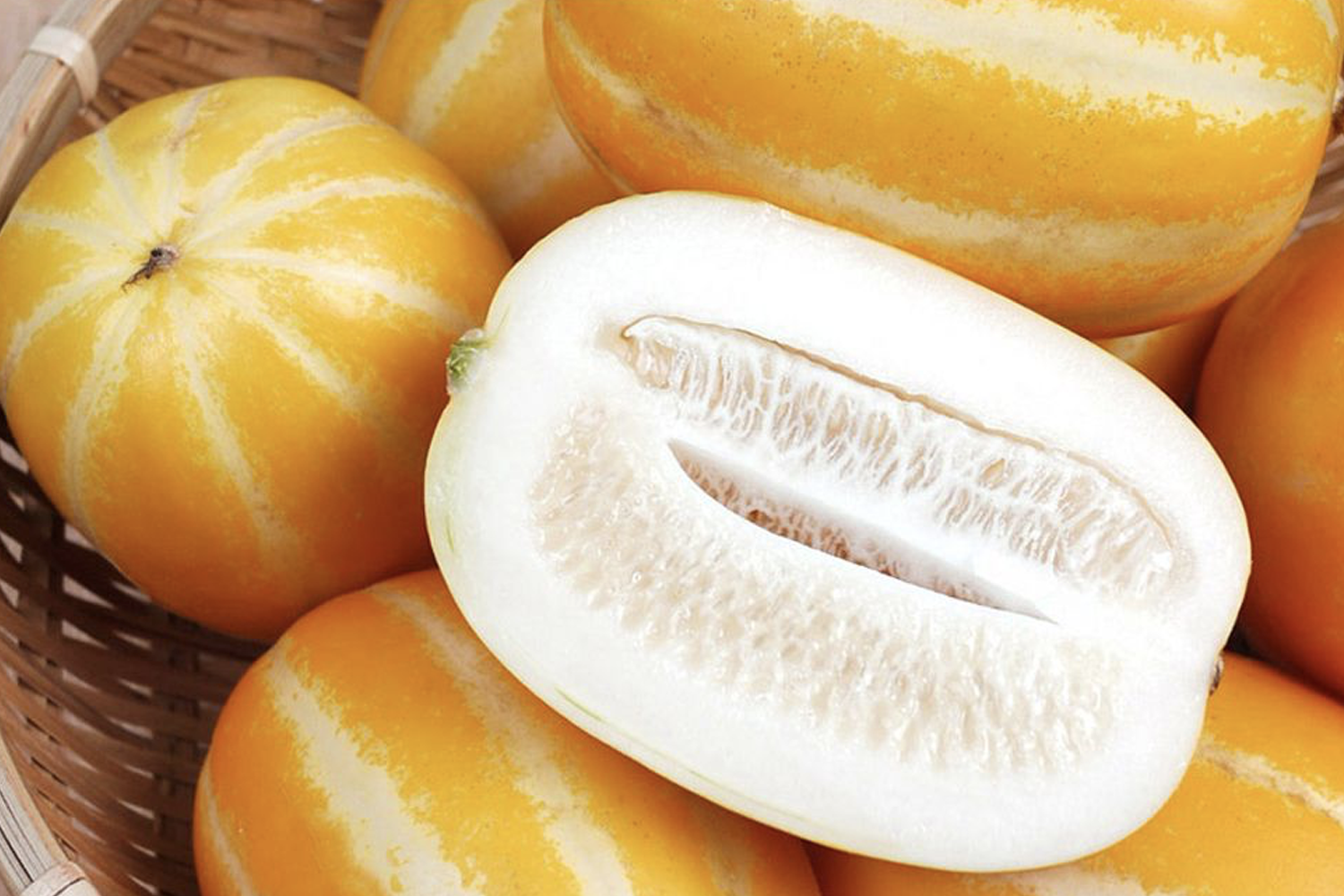 韓國香瓜被切開，露出內部白色果肉和種子，它是夏季的特色水果，以其獨特的清香和甜美味道聞名。