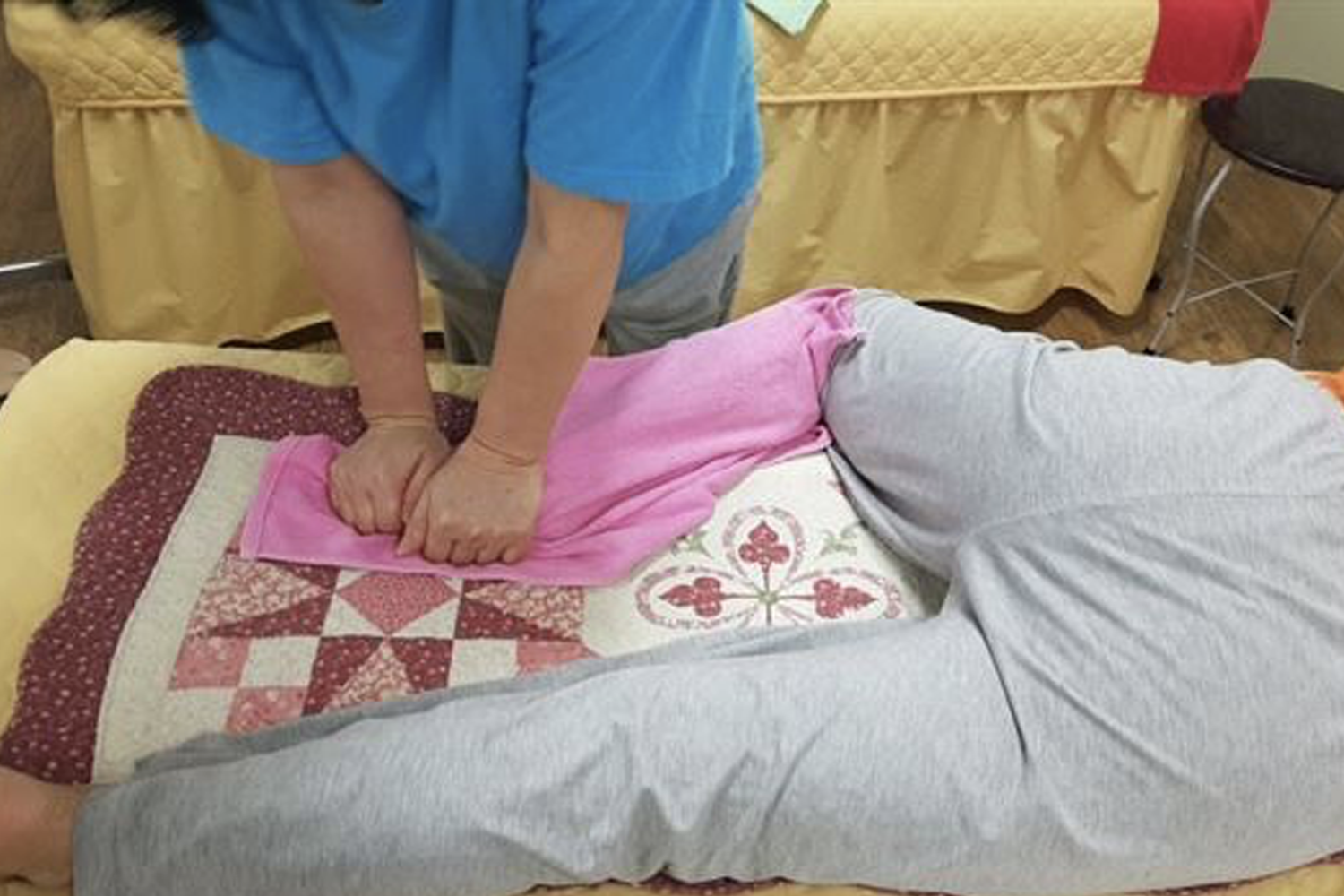 技師為顧客進行按摩的畫面，展示韓國汗蒸幕中的額外服務，提供放鬆和健康的雙重體驗。