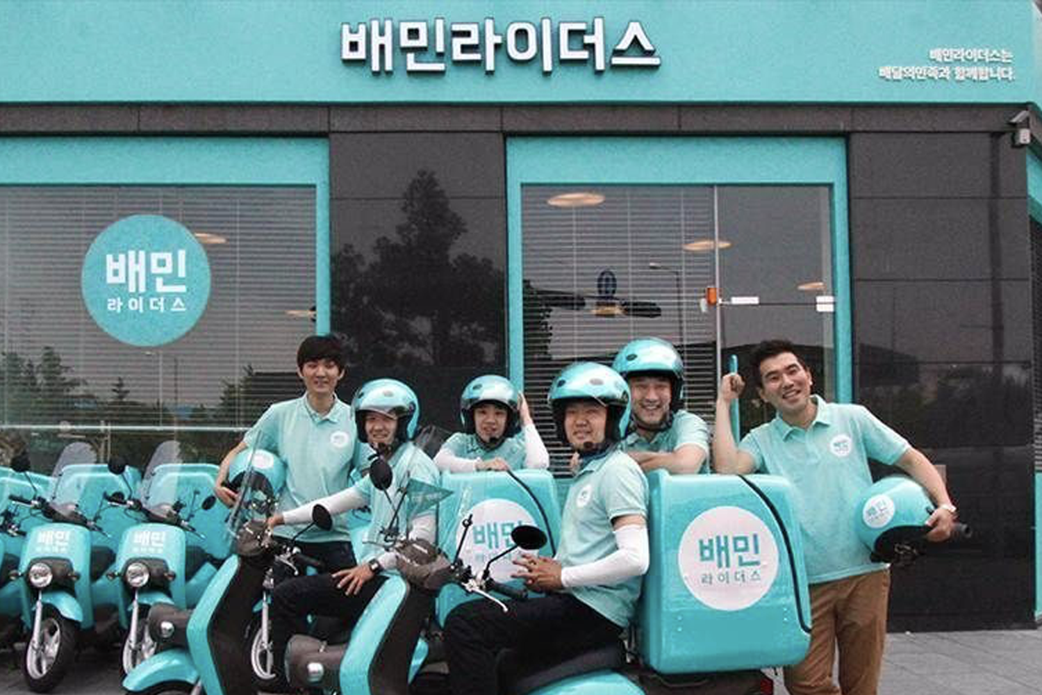 穿著統一制服的外賣員坐在摩托車上，代表韓國便捷的外賣配送系統，這種文化已經影響到世界其他地區。