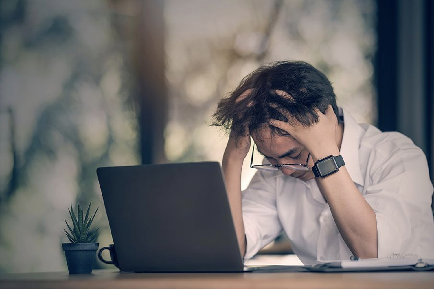 一名在電腦面前沮喪的人，意在表達韓國人因社會壓力而導致的「火病」，這是一種發生於服從上司和長者的社會壓力下的情緒疾病。