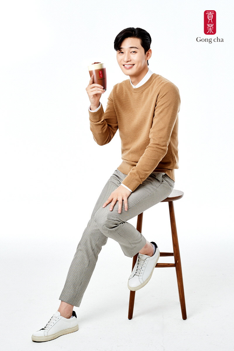 ในประเทศไต้หวันมีใบชามากกว่า 27 ชนิด ซึ่งมีมากกว่าในประเทศเกาหลีถึง 20 เท่า! เตรียมพบกับพรีเซนเตอร์คนใหม่ล่าสุดของร้านกงชาหนุ่มคิม โรอุน SF9 กับเคล็ดลับความอร่อยของร้านกงชา