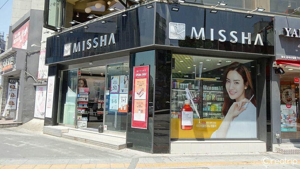 Devanture de la boutique MISSHA à Shinchon, connue pour ses produits cosmétiques de haute qualité.