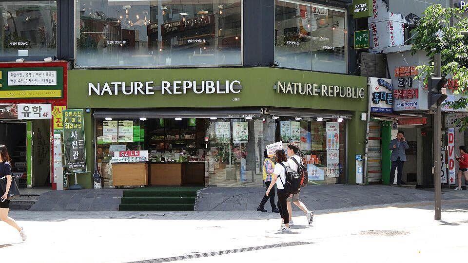 Façade de la boutique Nature Republic à Shinchon, mettant en vedette des produits naturels pour la peau.