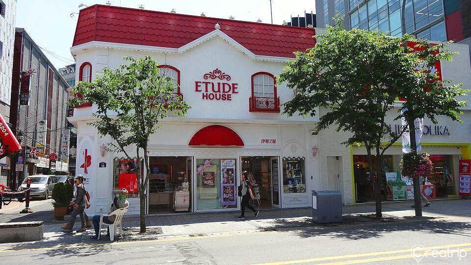 Façade de la boutique Etude House à Shinchon, en Corée, avec son design de maison de poupée blanc et rose.