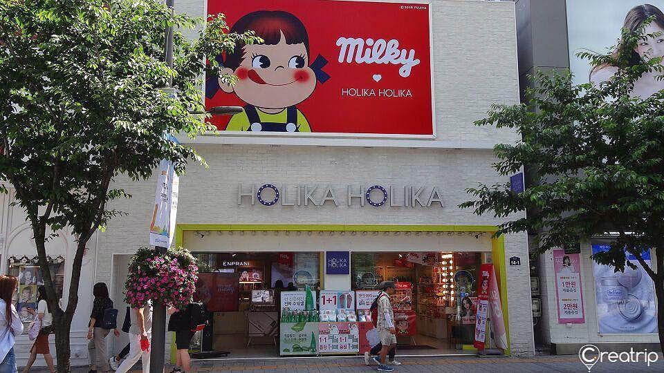 Façade de la boutique Holika Holika à Shinchon, connue pour ses produits de maquillage à la réputation de haute qualité.