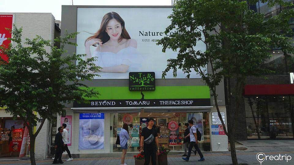 Entrée de la boutique Nature Collection à Shinchon, affichant des marques comme Beyond et The Face Shop.