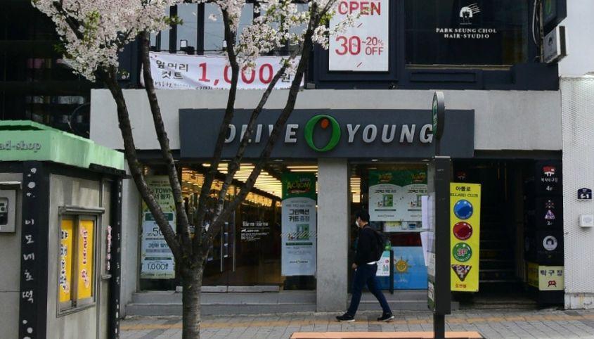 Entrée de la célèbre chaîne coréenne beauté et santé Olive Young à Shinchon.
