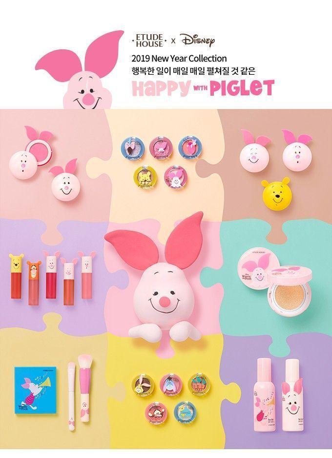 Affiche publicitaire pour la collection Etude House x Disney Winnie the Pooh, mettant en vedette différents produits cosmétiques.