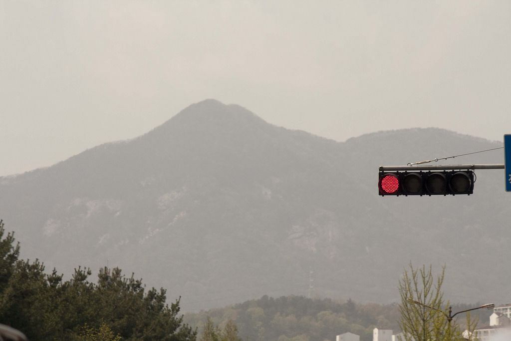 一片覆蓋霧霾的城市天際線，韓國面臨的空氣污染問題亟待重視。