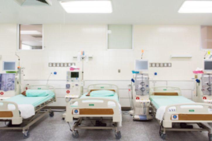 整潔的醫院病房，顯示韓國醫療設施的標準與病患的安全保障。