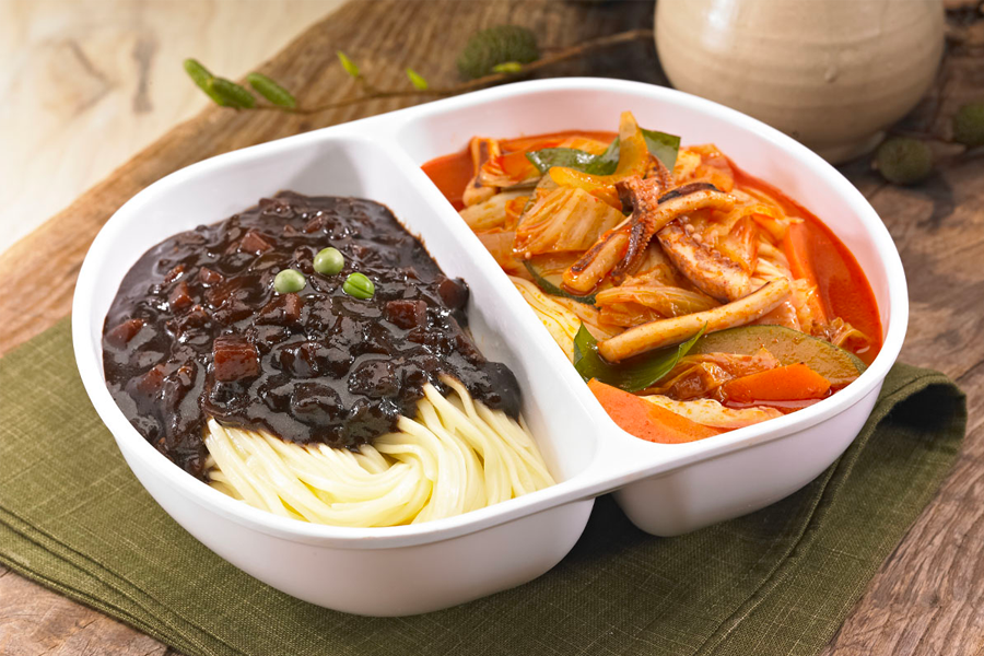 半份炸醬麵加半份辣海鮮麵，擺放在雙格容器中，提供同時享受兩種經典韓式中華料理的便利選擇，適合嘗新享受不同口味的食客。