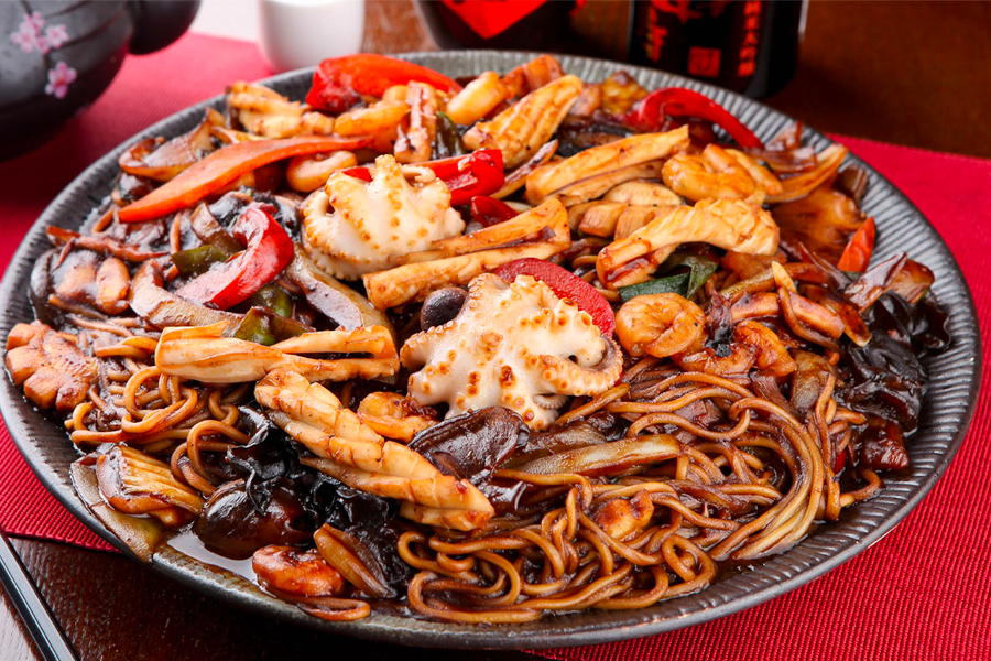 大份韓式託盤炸醬麵，豐富的份量和具備新鮮海鮮的炸醬，擺放在一個鐵盤中，適合與友人分享，感受地道韓式中華料理的精髓。