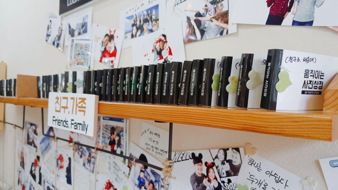 Гэрэл зургийн флип номнуудыг үзүүлсэн дэлгүүрийн дотоод хэсгийн зураг