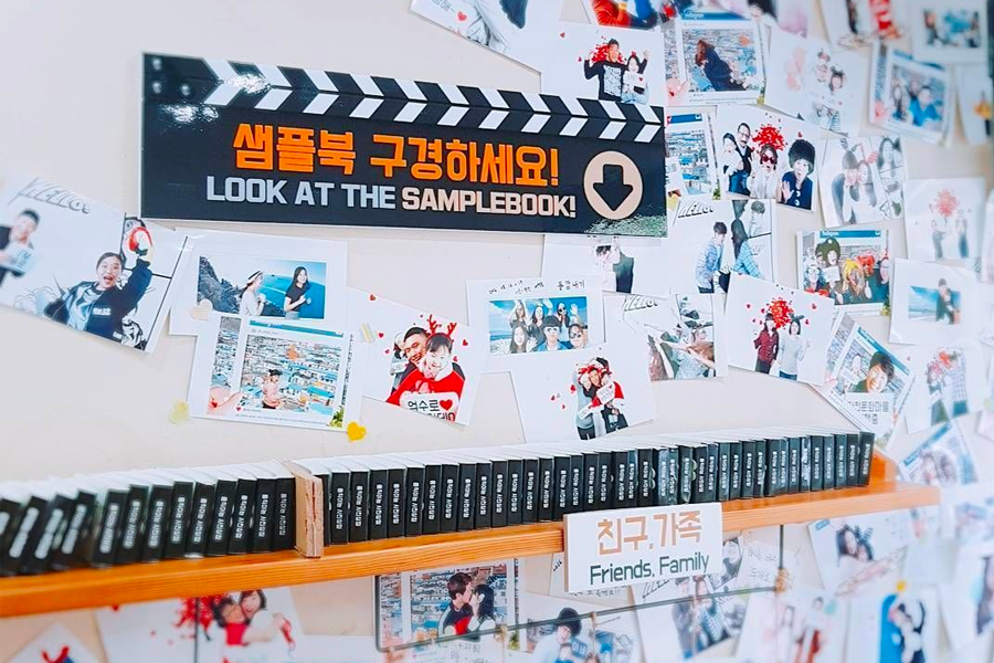 釜山の動く写真商店の店内、衣装や撮影用小物が展示された棚