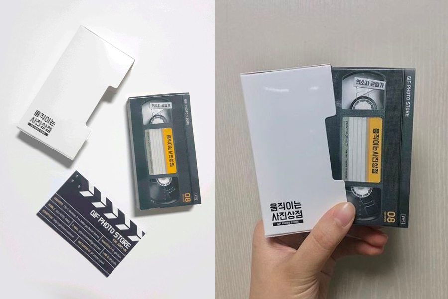 비디오 테이프 형태로 제작된 움직이는 사진 상점의 기념품. 흰색 슬리브와 테이프 모양의 패키지로 이루어져, 특별한 선물로서 완벽하다.