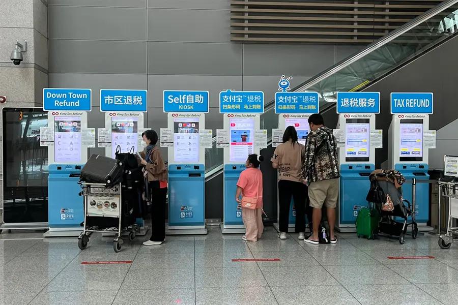 仁川空港内の税金還付カウンター。旅行者が税金を返してもらえる手続きが行われる場所です。