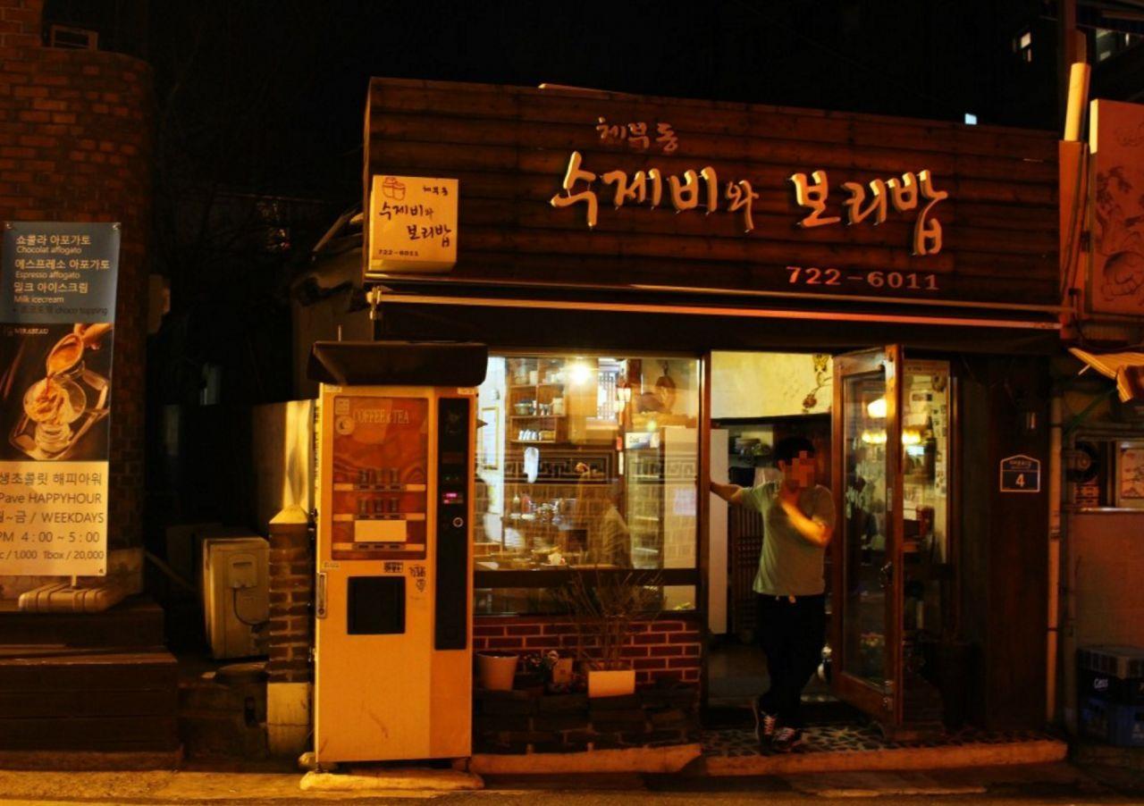 Insider's Guide and Tips for Gyeongbokgung and Seochon Village: Guide and tips completely by local insider! Discover places with no crowds around the most crowded Gyeongbokgung！