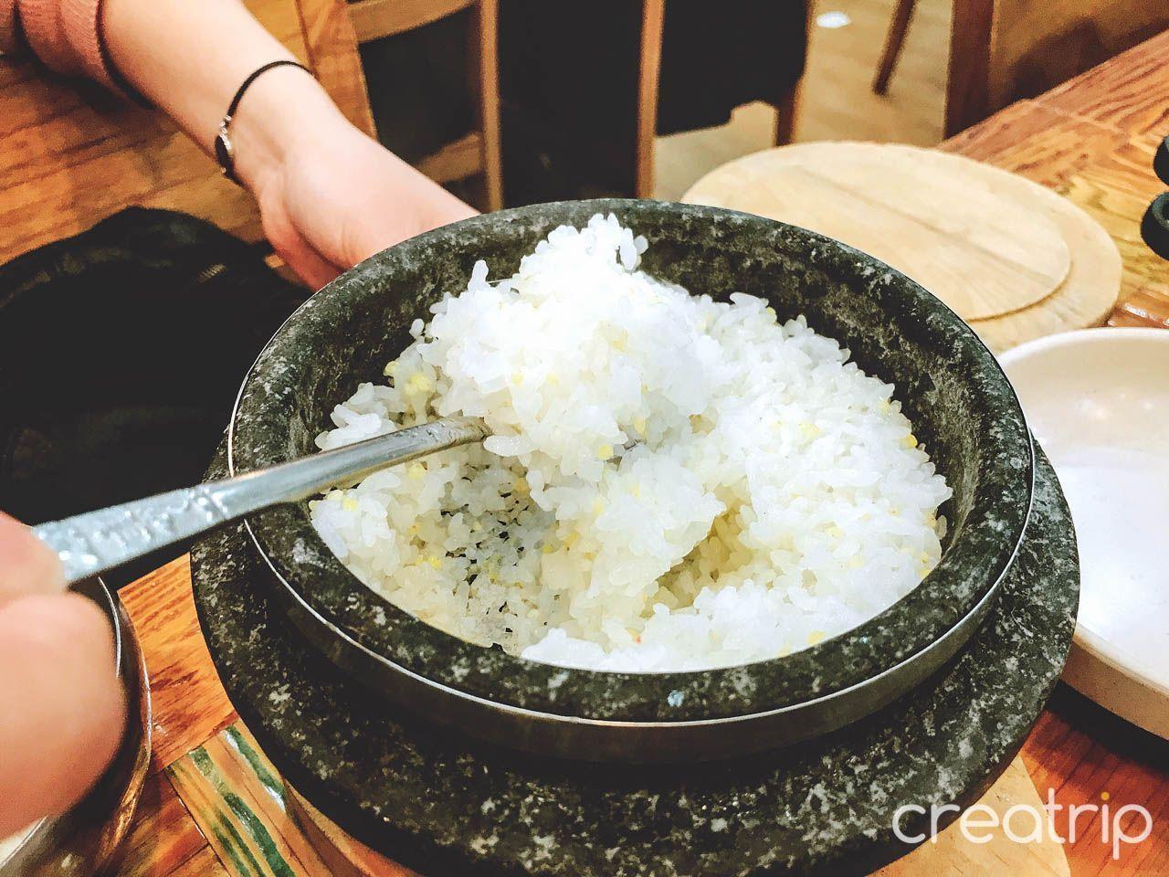 Insider's Guide and Tips for Gyeongbokgung and Seochon Village: Guide and tips completely by local insider! Discover places with no crowds around the most crowded Gyeongbokgung！