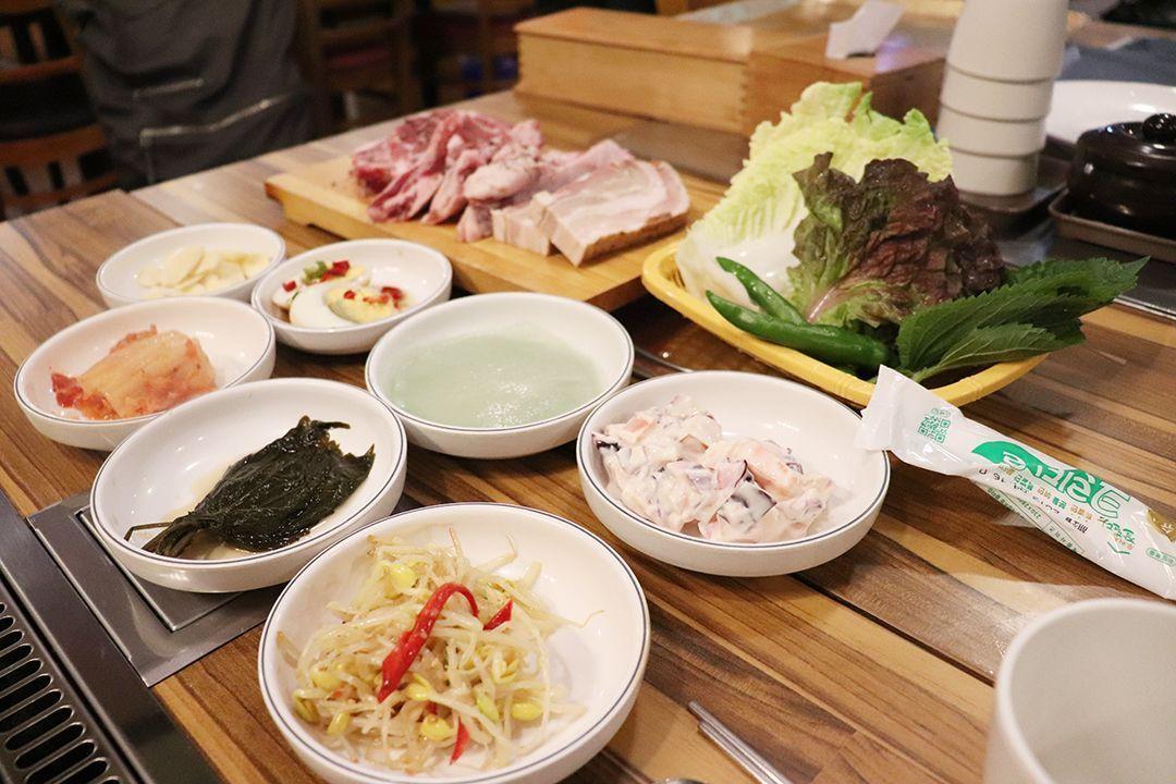 Insider's Guide and Tips for Gyeongbokgung and Seochon Village: Guide and tips completely by local insider! Discover places with no crowds around the most crowded Gyeongbokgung！