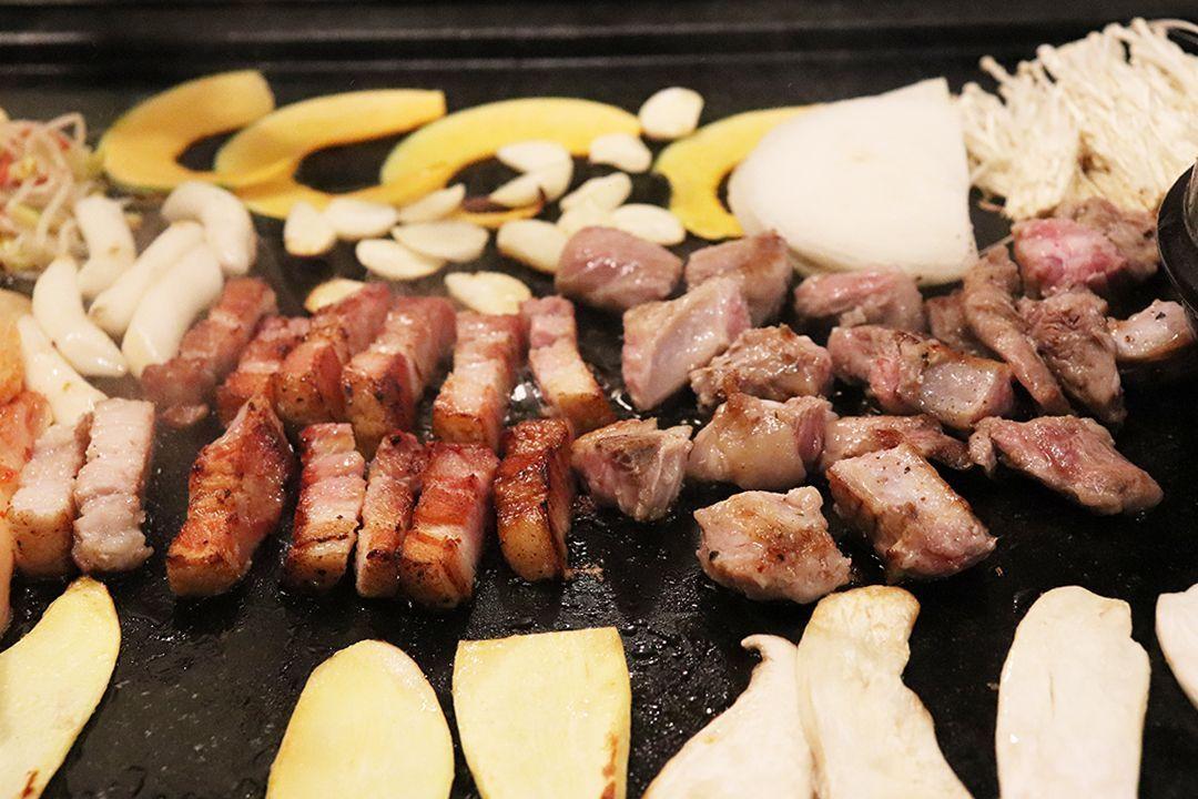 Insider's Guide and Tips for Gyeongbokgung and Seochon Village: Guide and tips completely by local insider! Discover places with no crowds around the most crowded Gyeongbokgung！