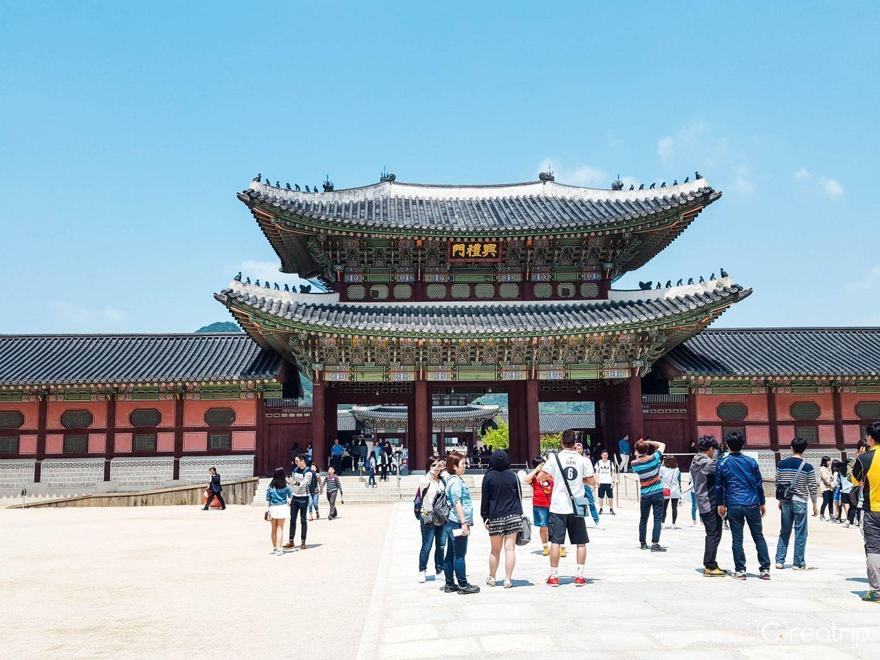 Insider's Guide and Tips for Gyeongbokgung and Seochon Village: Guide and tips completely by local insider! Discover places with no crowds around the most crowded Gyeongbokgung！
