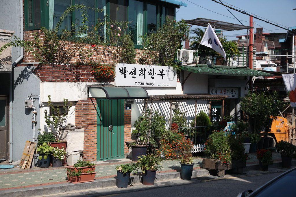 Insider's Guide and Tips for Gyeongbokgung and Seochon Village: Guide and tips completely by local insider! Discover places with no crowds around the most crowded Gyeongbokgung！