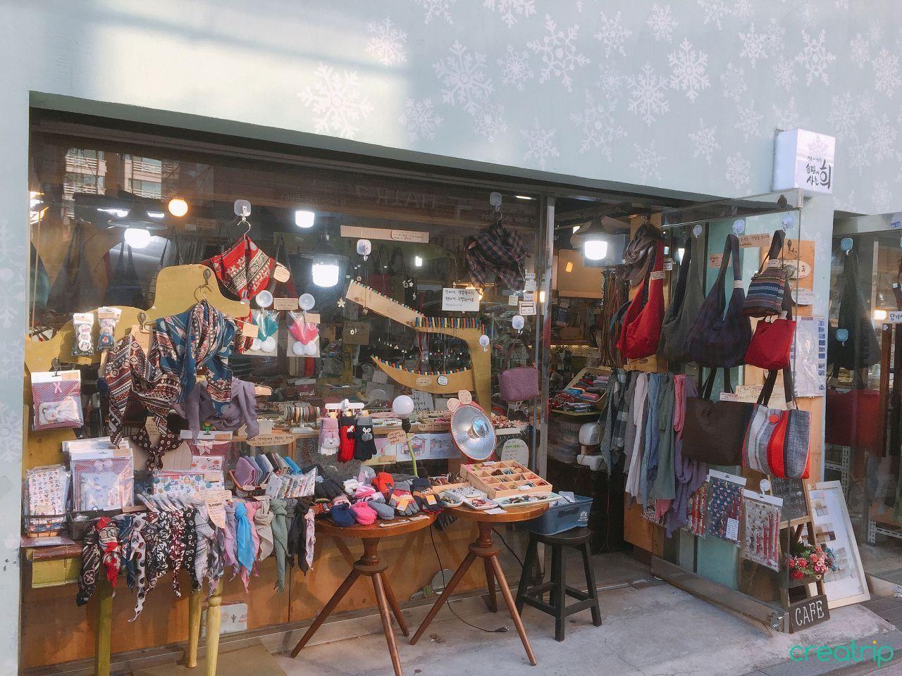 Insider's Guide and Tips for Gyeongbokgung and Seochon Village: Guide and tips completely by local insider! Discover places with no crowds around the most crowded Gyeongbokgung！