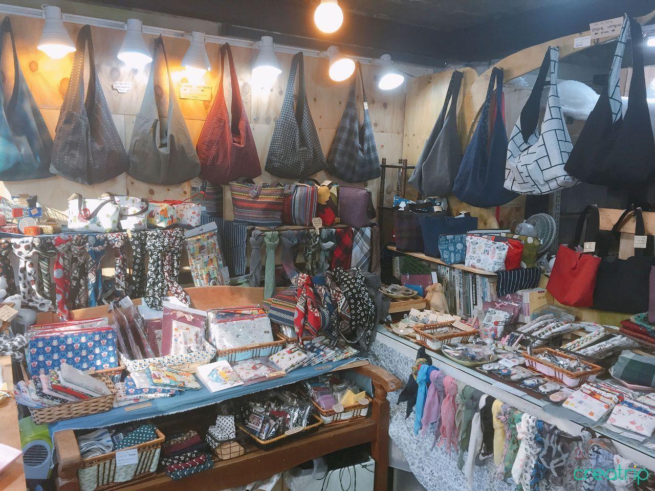 Insider's Guide and Tips for Gyeongbokgung and Seochon Village: Guide and tips completely by local insider! Discover places with no crowds around the most crowded Gyeongbokgung！