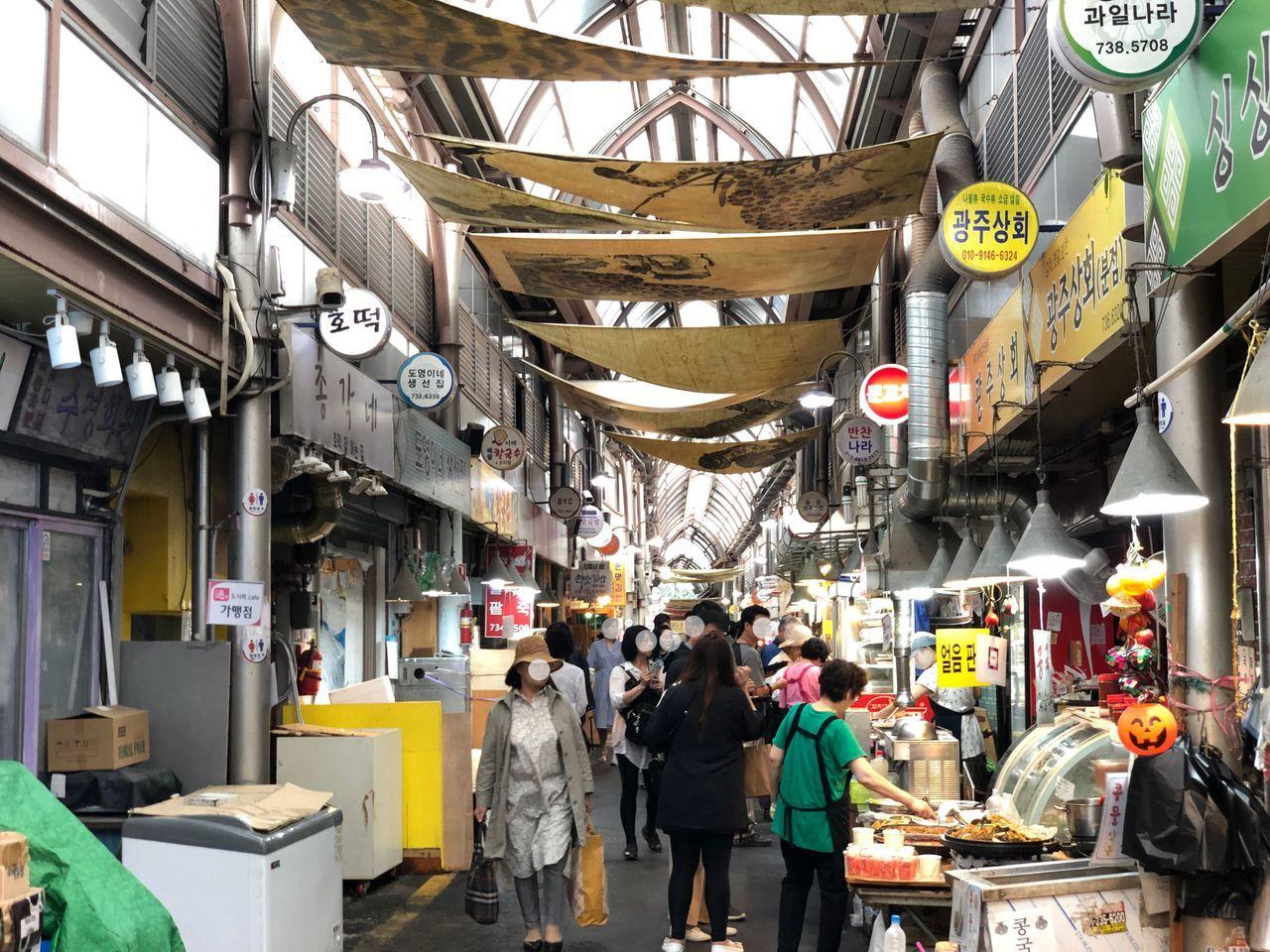 Insider's Guide and Tips for Gyeongbokgung and Seochon Village: Guide and tips completely by local insider! Discover places with no crowds around the most crowded Gyeongbokgung！