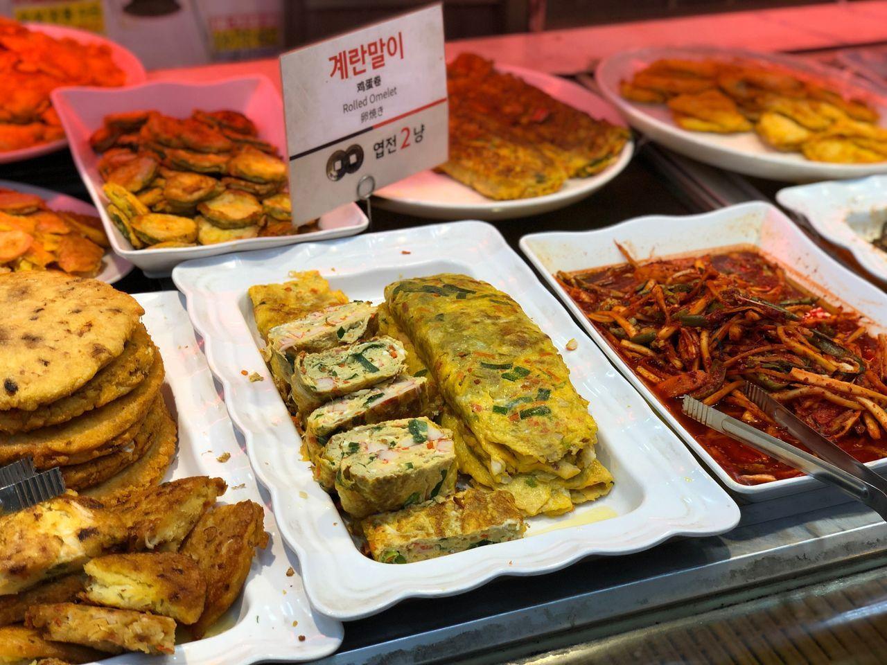 Insider's Guide and Tips for Gyeongbokgung and Seochon Village: Guide and tips completely by local insider! Discover places with no crowds around the most crowded Gyeongbokgung！