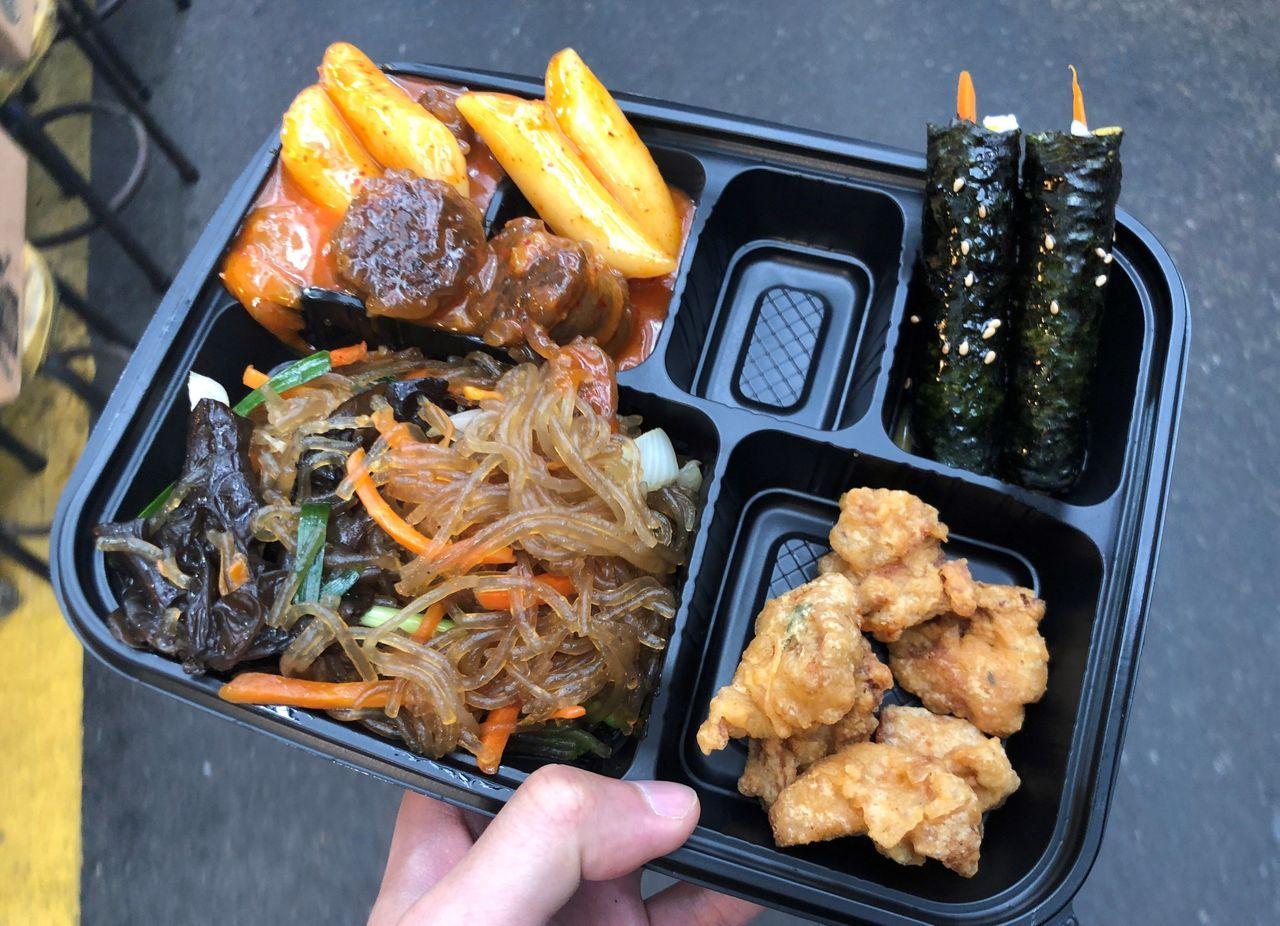 Insider's Guide and Tips for Gyeongbokgung and Seochon Village: Guide and tips completely by local insider! Discover places with no crowds around the most crowded Gyeongbokgung！