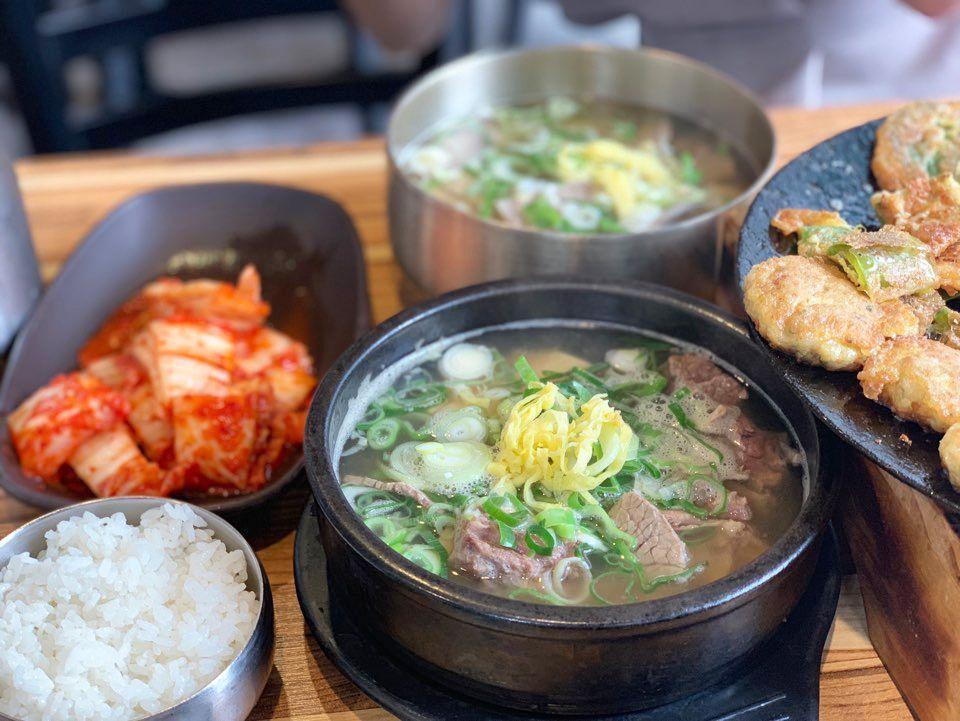 Insider's Guide and Tips for Gyeongbokgung and Seochon Village: Guide and tips completely by local insider! Discover places with no crowds around the most crowded Gyeongbokgung！