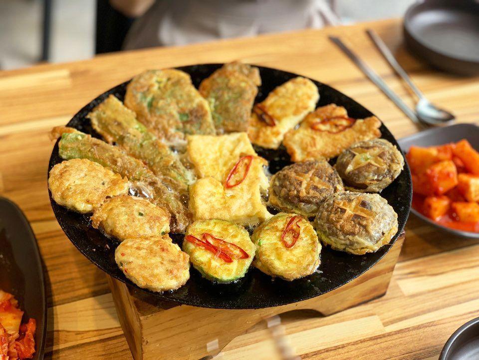 Insider's Guide and Tips for Gyeongbokgung and Seochon Village: Guide and tips completely by local insider! Discover places with no crowds around the most crowded Gyeongbokgung！