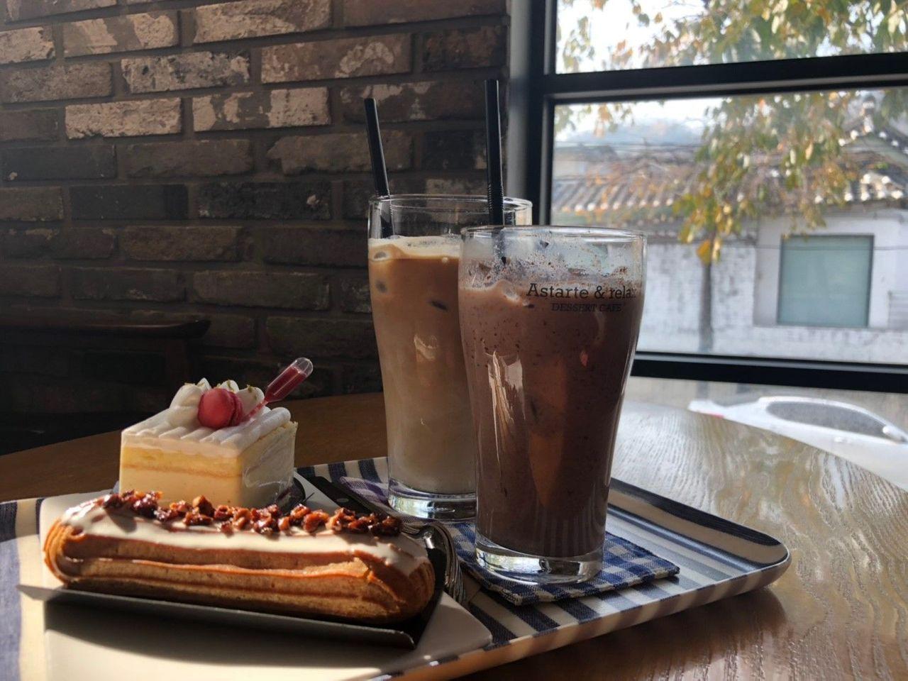 Insider's Guide and Tips for Gyeongbokgung and Seochon Village: Guide and tips completely by local insider! Discover places with no crowds around the most crowded Gyeongbokgung！