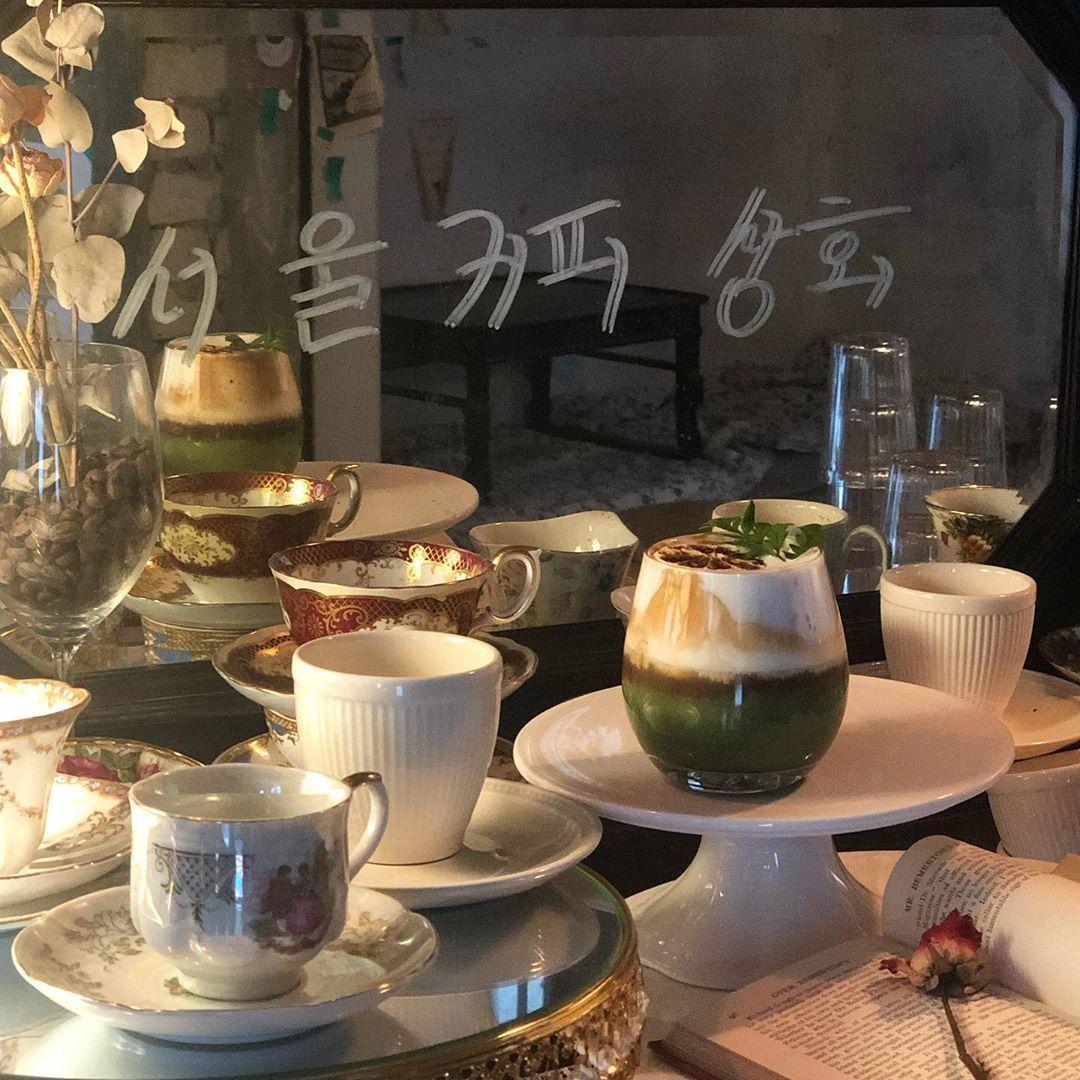 Insider's Guide and Tips for Gyeongbokgung and Seochon Village: Guide and tips completely by local insider! Discover places with no crowds around the most crowded Gyeongbokgung！