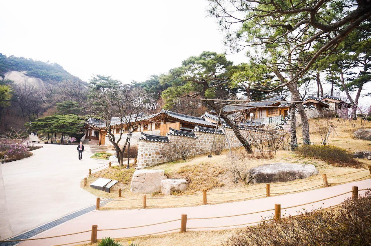 Insider's Guide and Tips for Gyeongbokgung and Seochon Village: Guide and tips completely by local insider! Discover places with no crowds around the most crowded Gyeongbokgung！