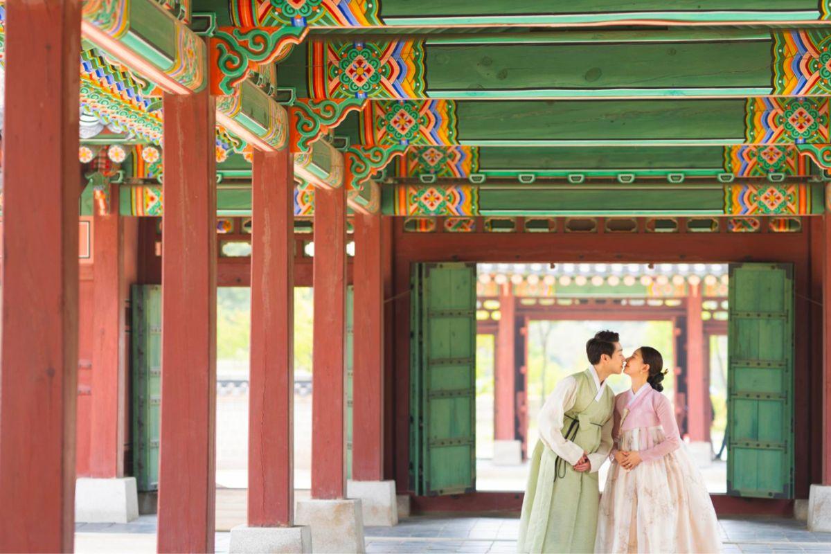 Cặp đôi mặc hanbok truyền thống, tạo dáng trong khuôn viên Cung điện Changgyeonggung, thể hiện nét lãng mạn và văn hóa.
