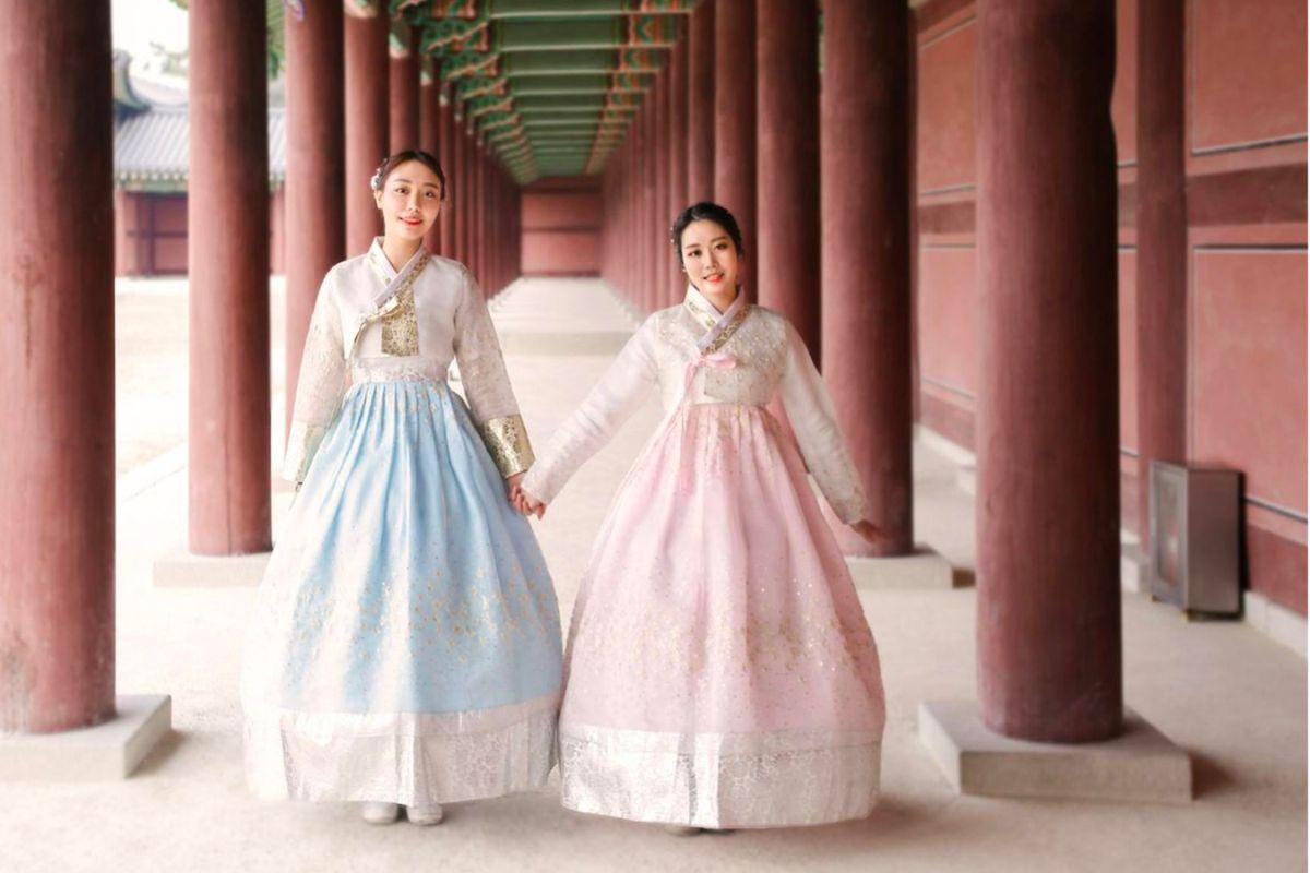 Khách tham quan mặc hanbok truyền thống Hàn Quốc tại phần hành lang trong Cung điện Changgyeonggung.