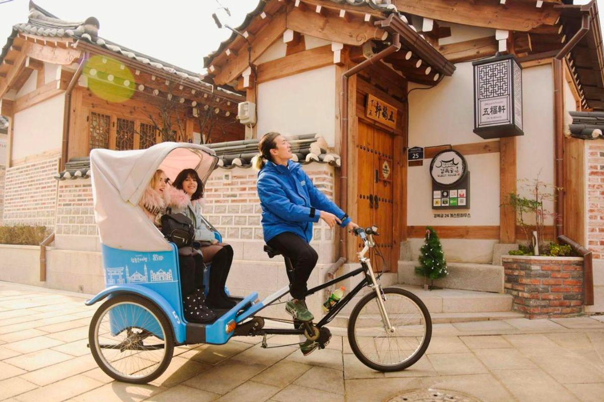 Trải nghiệm tour xích lô Artee Pedicab, khám phá văn hóa Hàn Quốc quanh khu vực Bukchon Hanok.